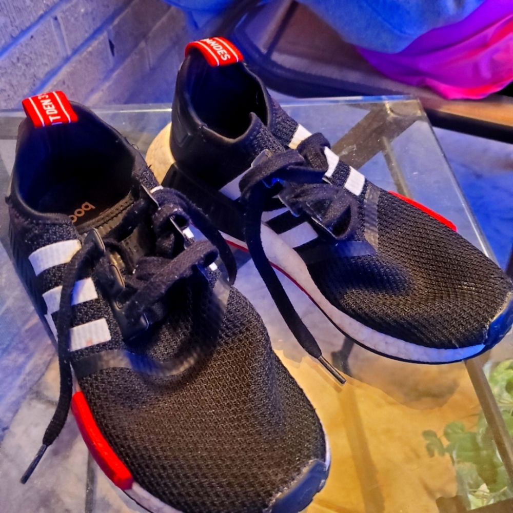 Tennis shoes